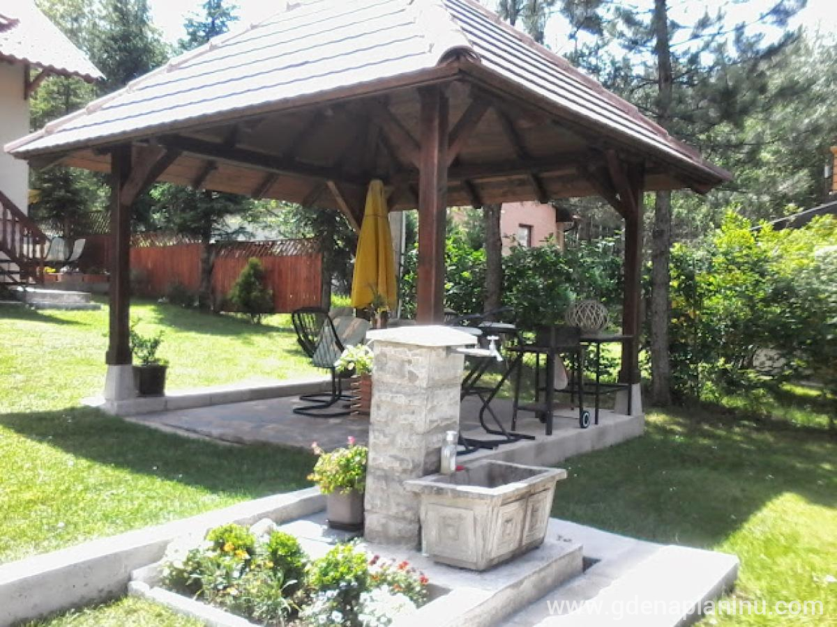 KUĆA  - TRIO - kucatrio@gmail.com, privatni smeštaj u mestu Zlatibor, Srbija - dvoriste 2