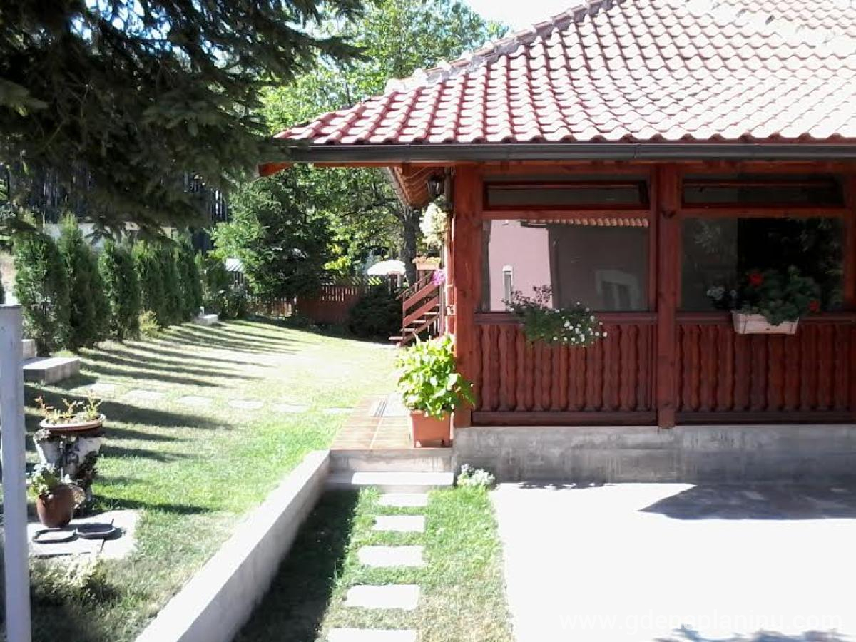 KUĆA  - TRIO - kucatrio@gmail.com, privatni smeštaj u mestu Zlatibor, Srbija - parking