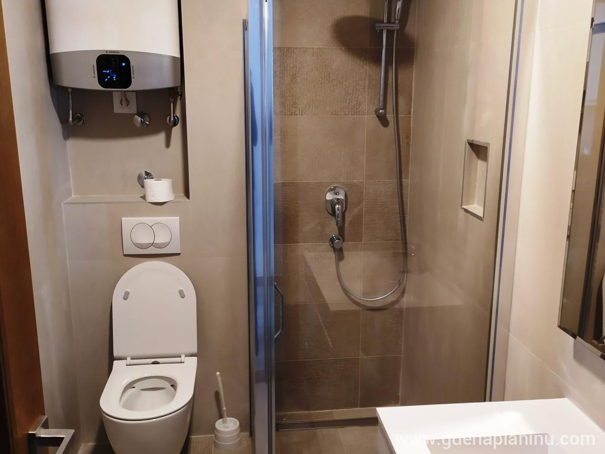 Zlatibor Apartman Centar Lux sa Garazom , alloggi privati a Zlatibor, Serbia - 10. Kupatilo