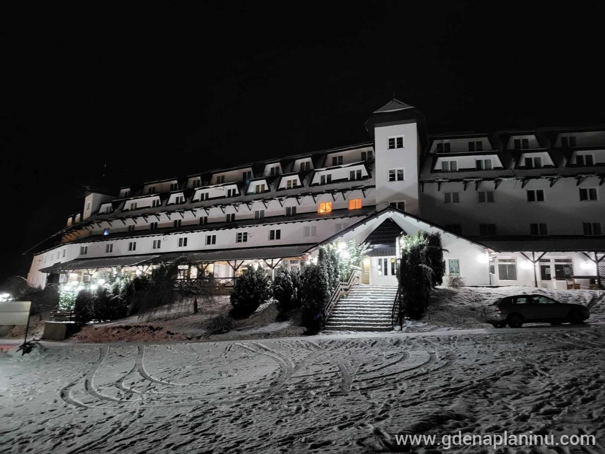 Apartman Nina – Brzeće, Kopaonik, Magán szállás a községben Kopaonik, Serbia - Eksterijer zgrade uveče