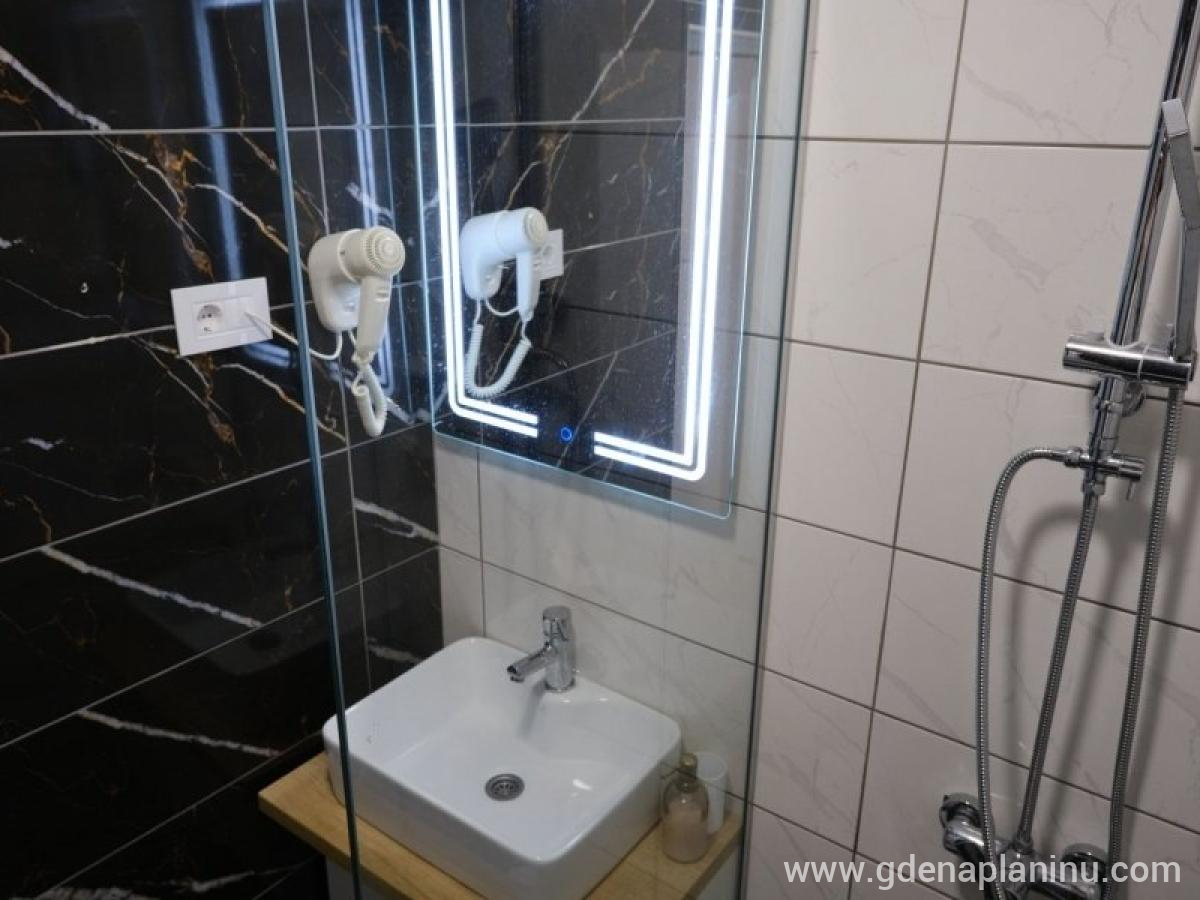 Vila Garetov konak, alloggi privati a Prolom Banja, Serbia - Kupatilo sa tušem