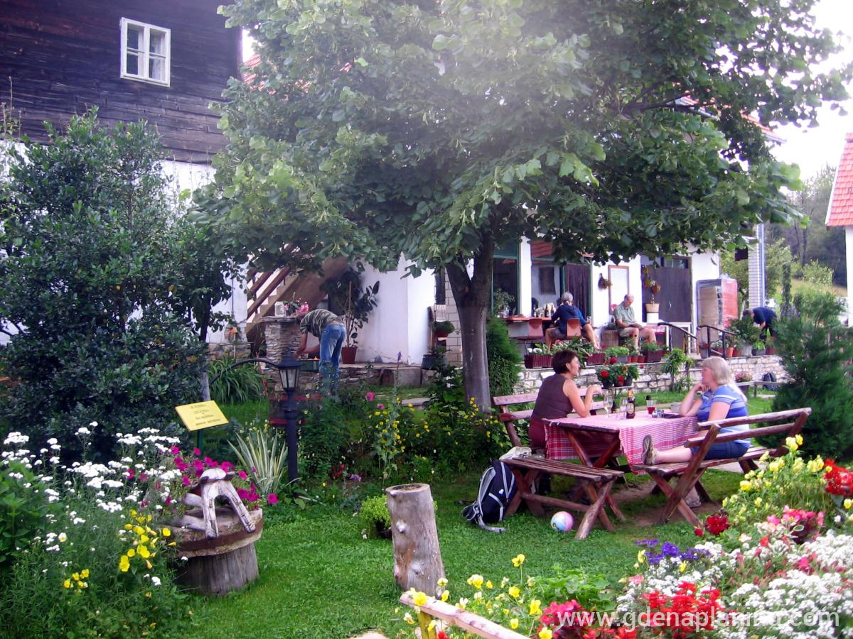 Konačiste, Частный сектор жилья Golija, Serbia - u dvoristu