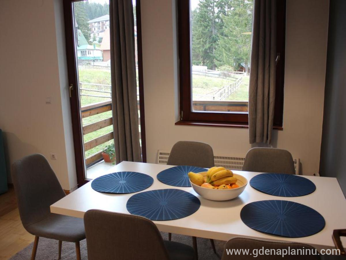 4 Seasons Vlašić Lux Apartments, privatni smeštaj u mestu Vlašić, Bosna i Hercegovina - Trpezarija i balkon