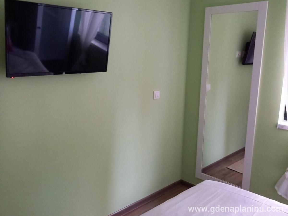 Apartman LeDa – Ravna planina, privatni smeštaj u mestu Pale, Bosna i Hercegovina - Spavaća soba i TV