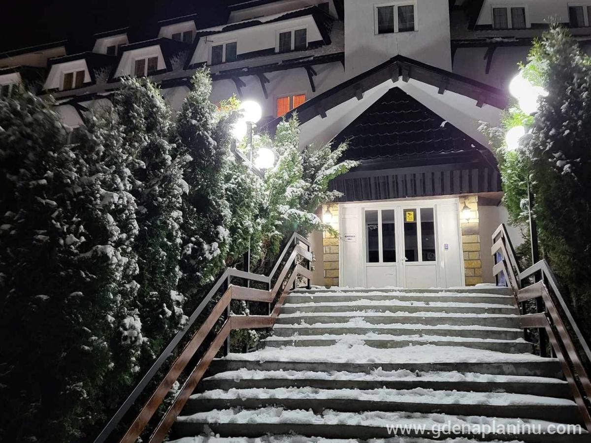 Apartman Nina – Brzeće, Kopaonik, Privatunterkunft im Ort Kopaonik, Serbia - Ulaz u zgradu