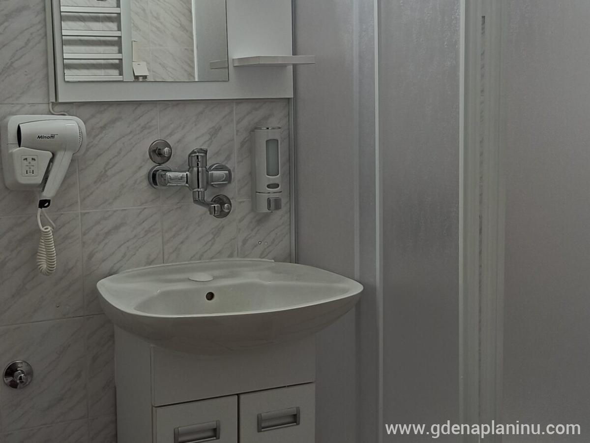 Apartman Nina – Brzeće, Kopaonik, Privatunterkunft im Ort Kopaonik, Serbien - Badezimmer