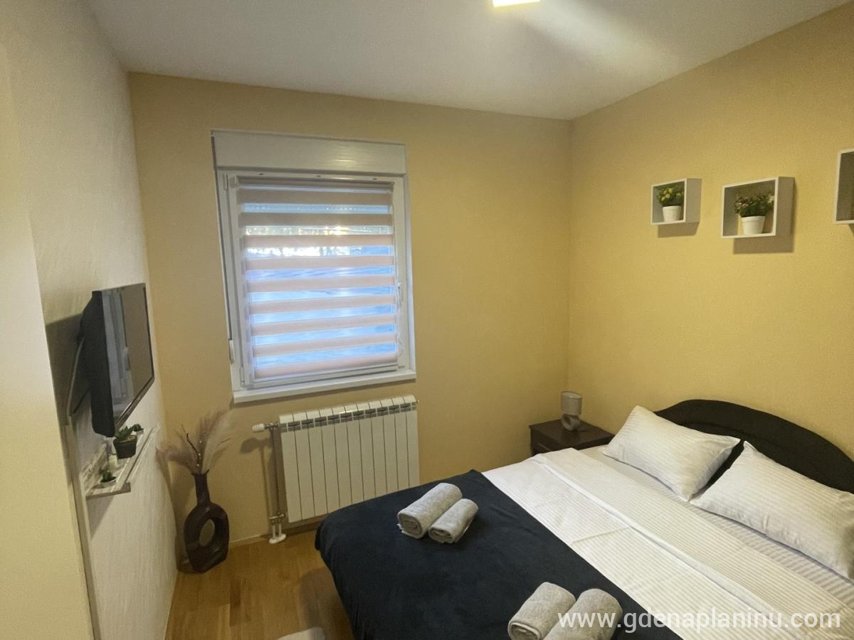 Bella Vita apartmani, Bella Vita 2, апартамент, частни квартири в града Zlatibor, Сърбия - Спалня и прозорец