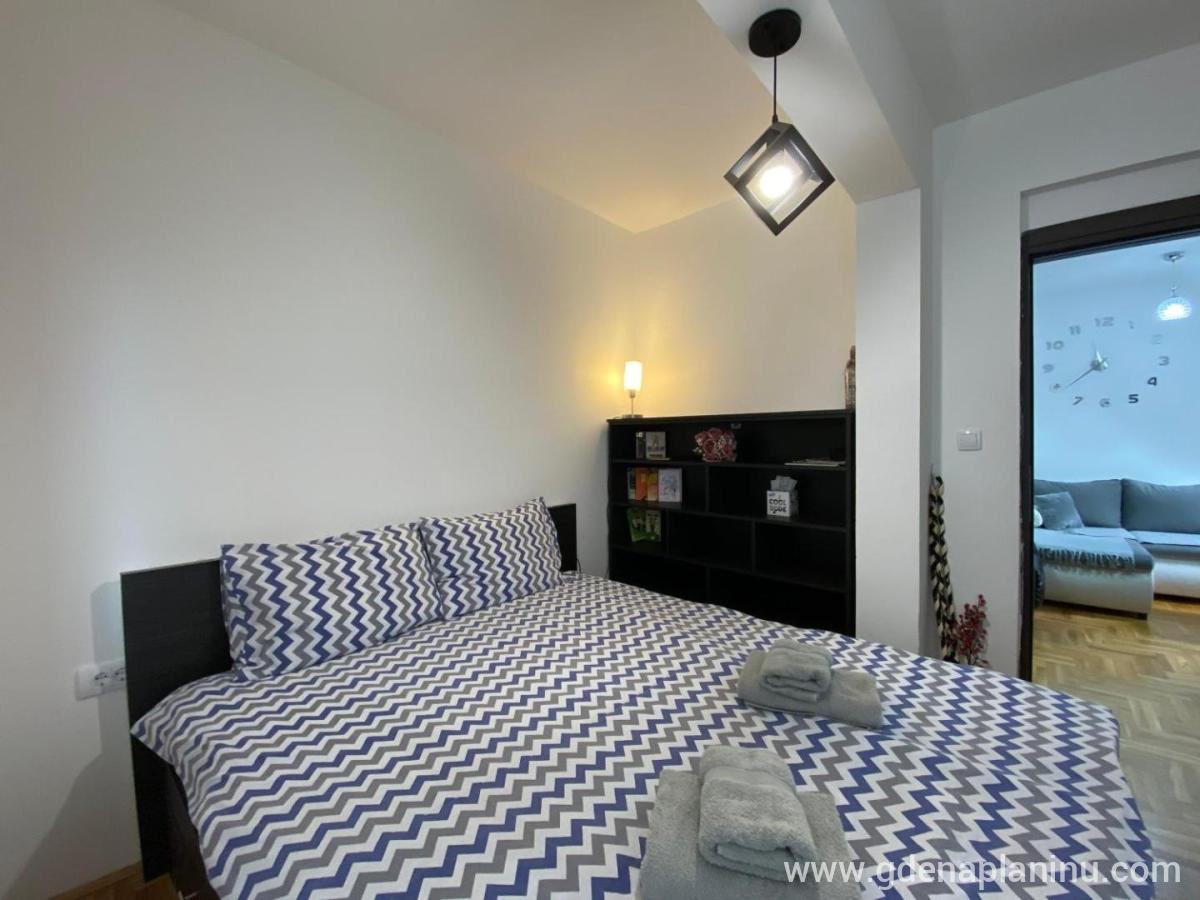 Apartman Golden Hill, частни квартири в града Zlatibor, Сърбия - Спалня и прозорец