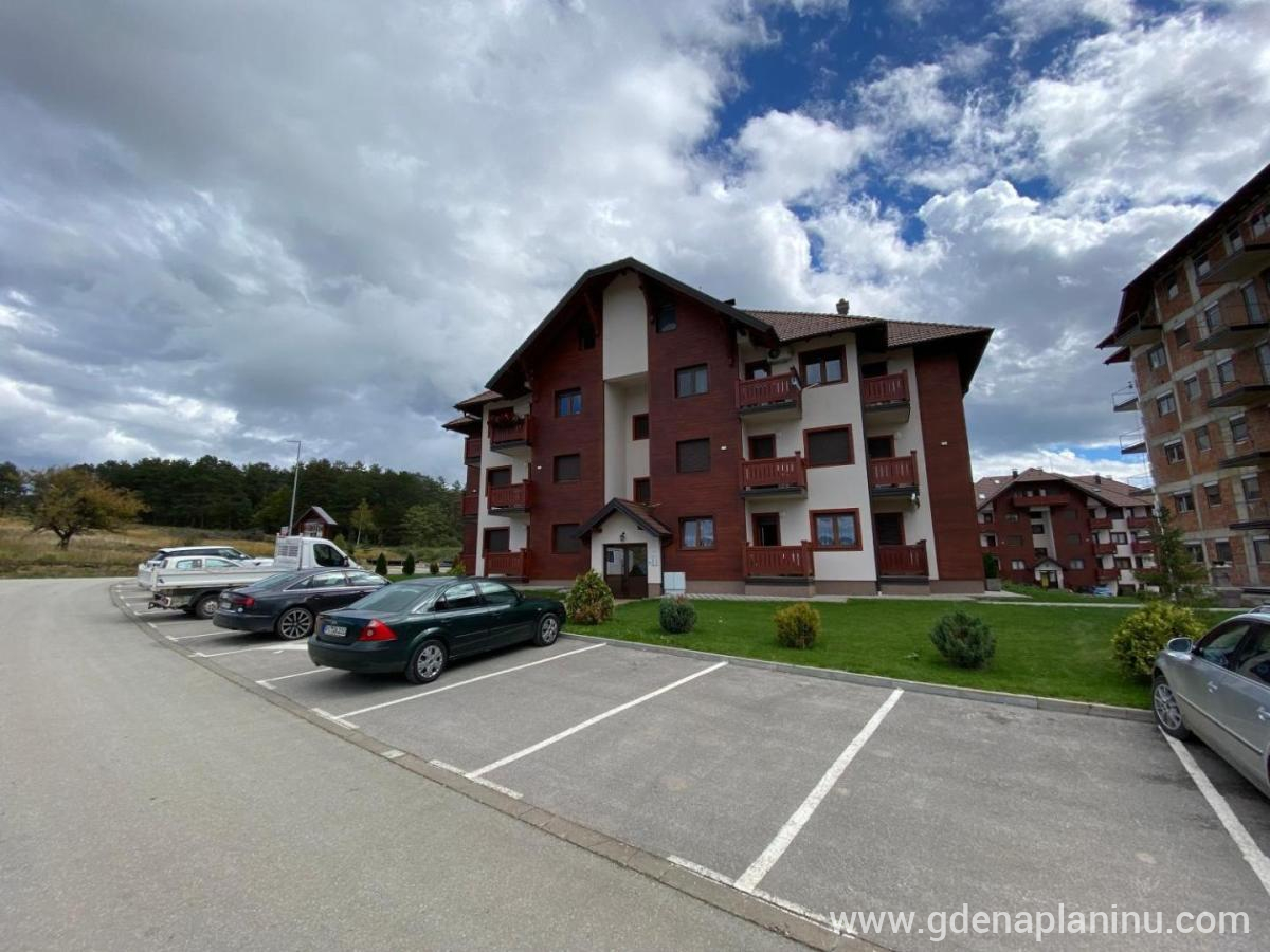 Apartman Golden Hill, частни квартири в града Zlatibor, Сърбия - Сграда и паркинг