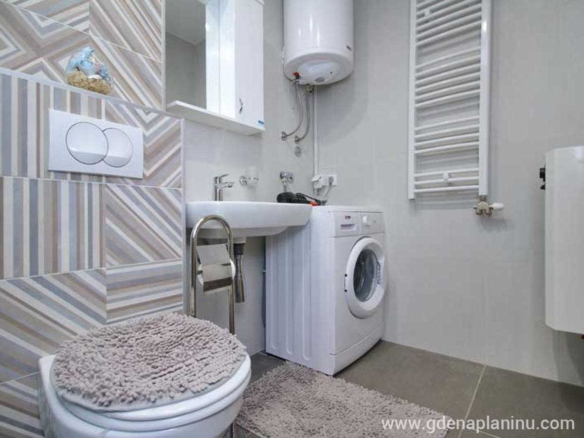Apartman Laki Zlatibor, privat innkvartering i sted Zlatibor, Serbia - Kupatilo i mašina za veš