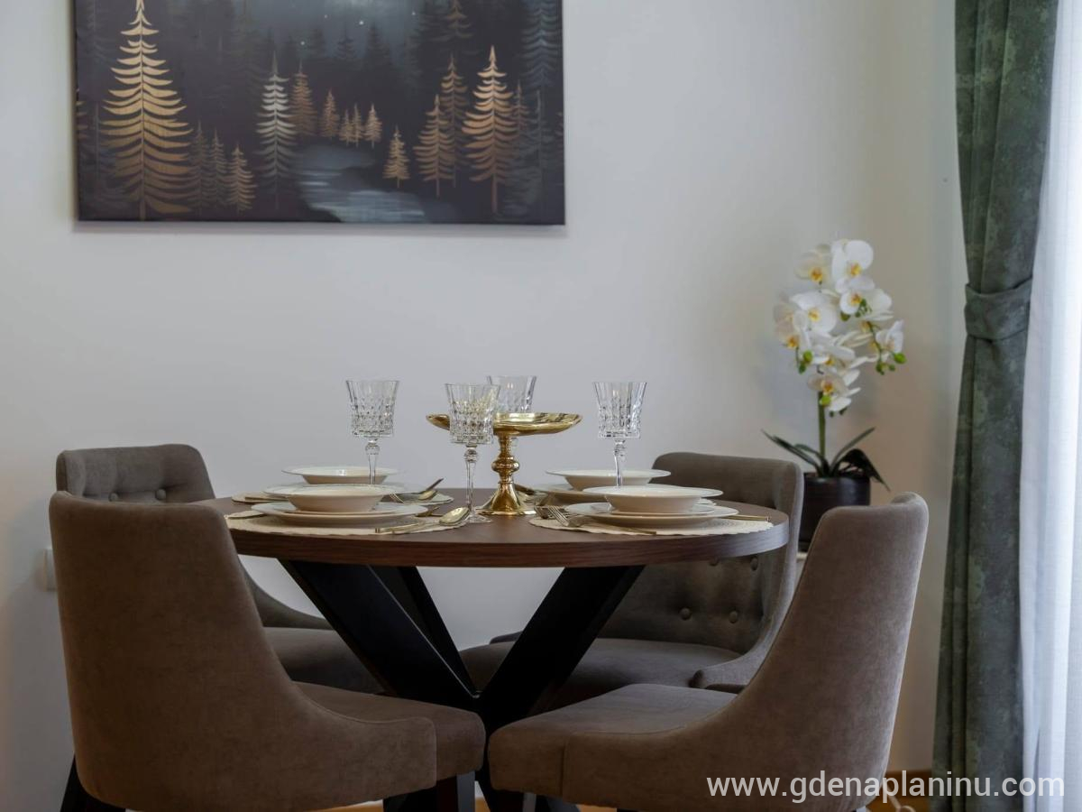 Apartman Omorika, alloggi privati a Zlatibor, Serbia - Trpezarija