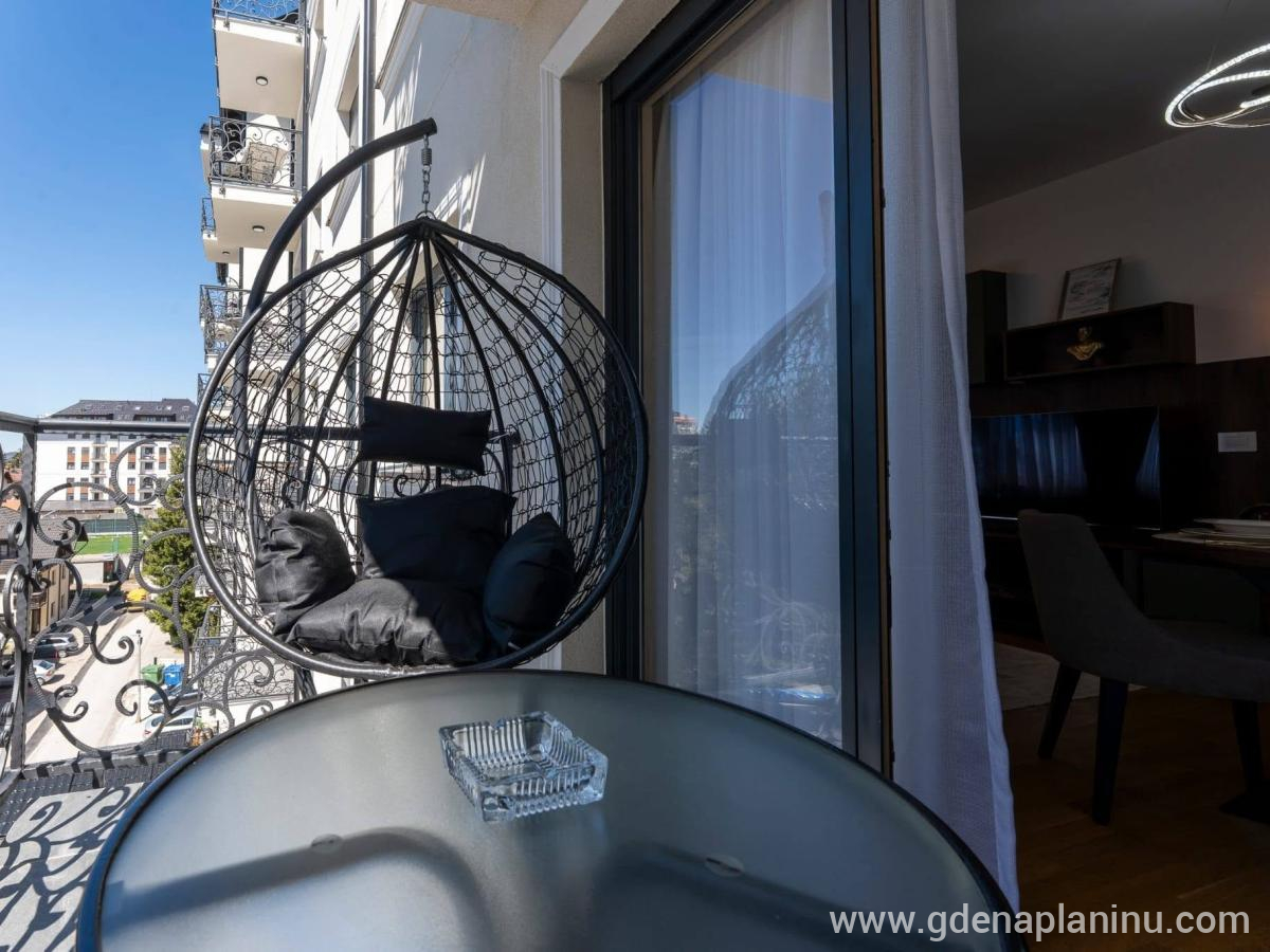 Apartman Omorika, alloggi privati a Zlatibor, Serbia - Terasa sa visećom foteljom