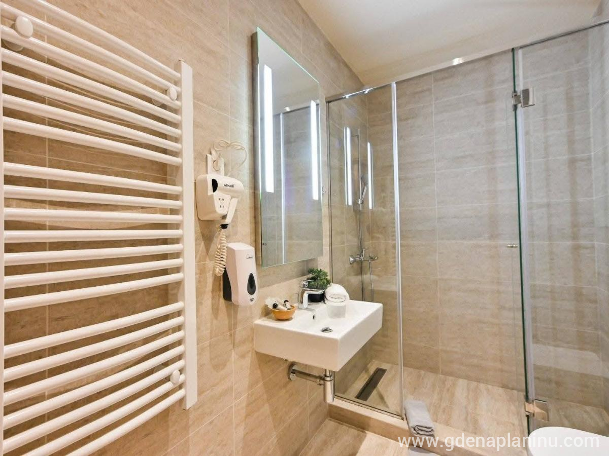 Apartman Zlatiborska pahulja 1, privat innkvartering i sted Zlatibor, Serbia - Kupatilo sa tuš-kabinom