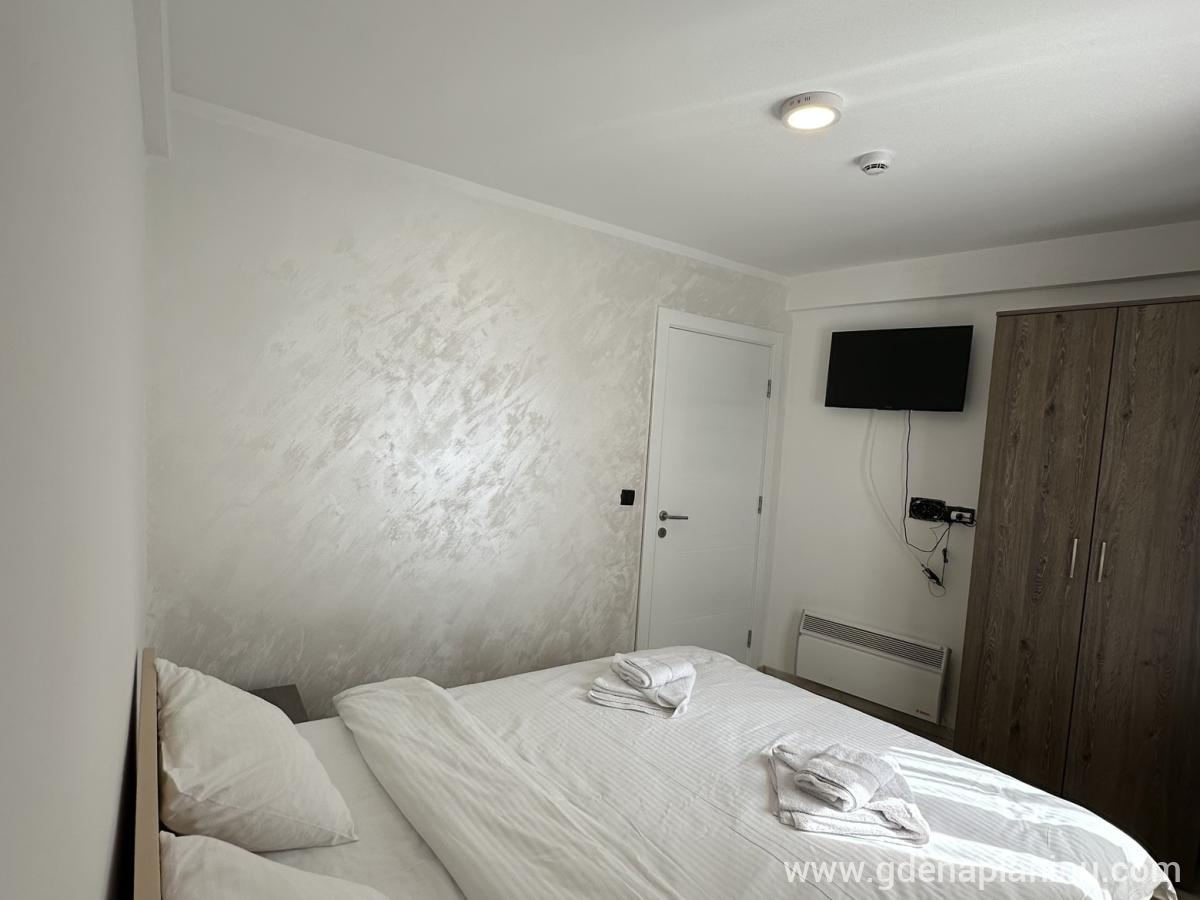 Apartman Pahuljica S59 Milmari, Частный сектор жилья Kopaonik, Сербия - Bračni krevet i televizor