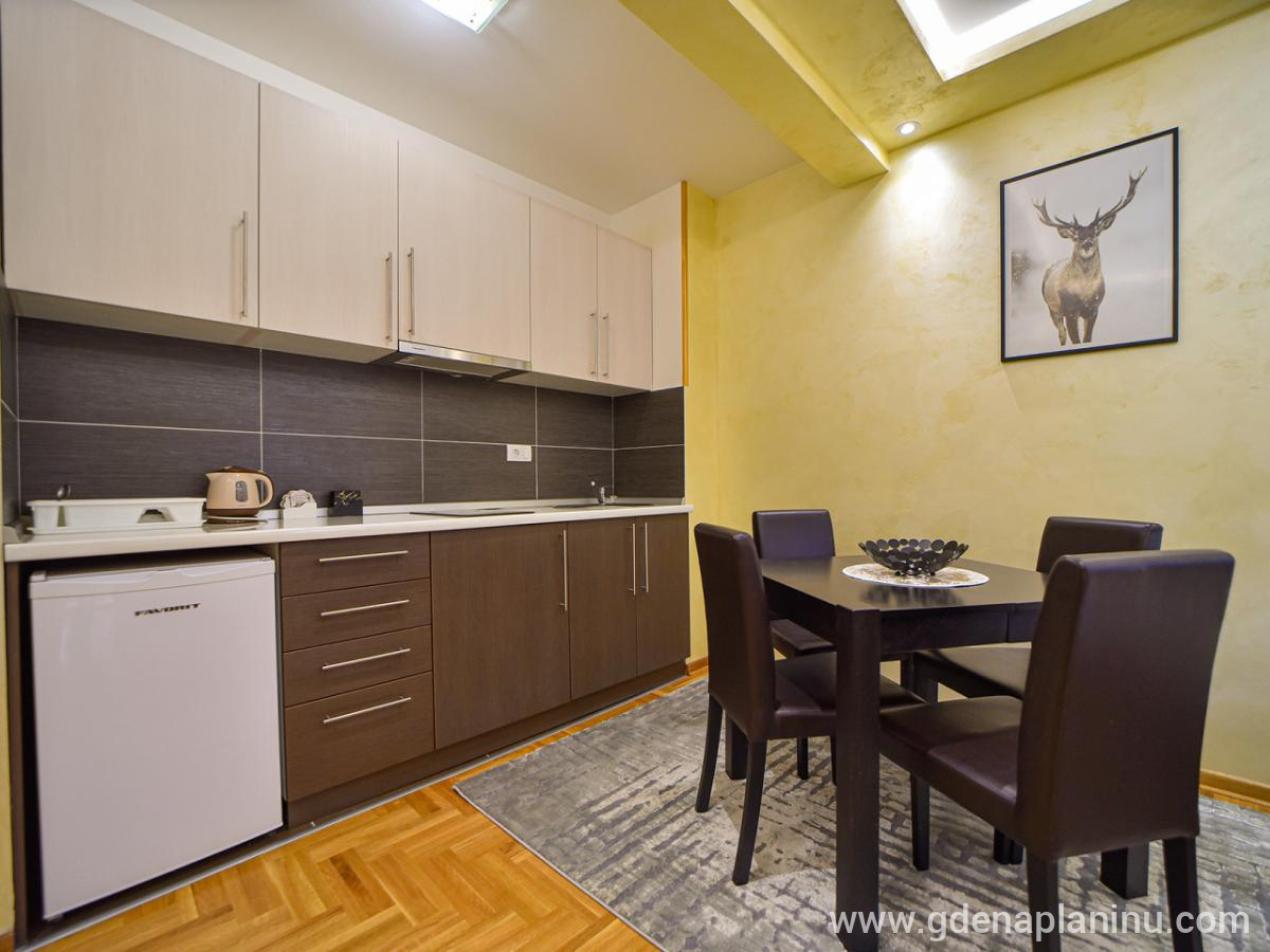 Apartman Zvezdana noć, alojamiento privado en Zlatibor, Serbia - Kuhinja i trpezarijski sto