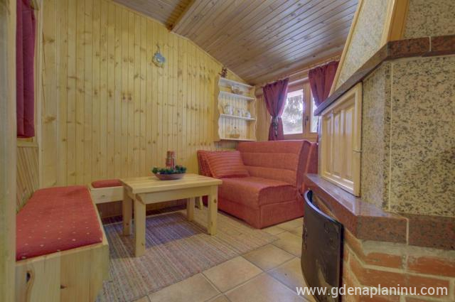 APARTMAN S 3 SPAVAĆE SOBE, 2 DNEVNE SOBE, 2 KUHINJE I KAMINOM in Apartmani Bili, private accommodation in city Jahorina, Bosna and Hercegovina