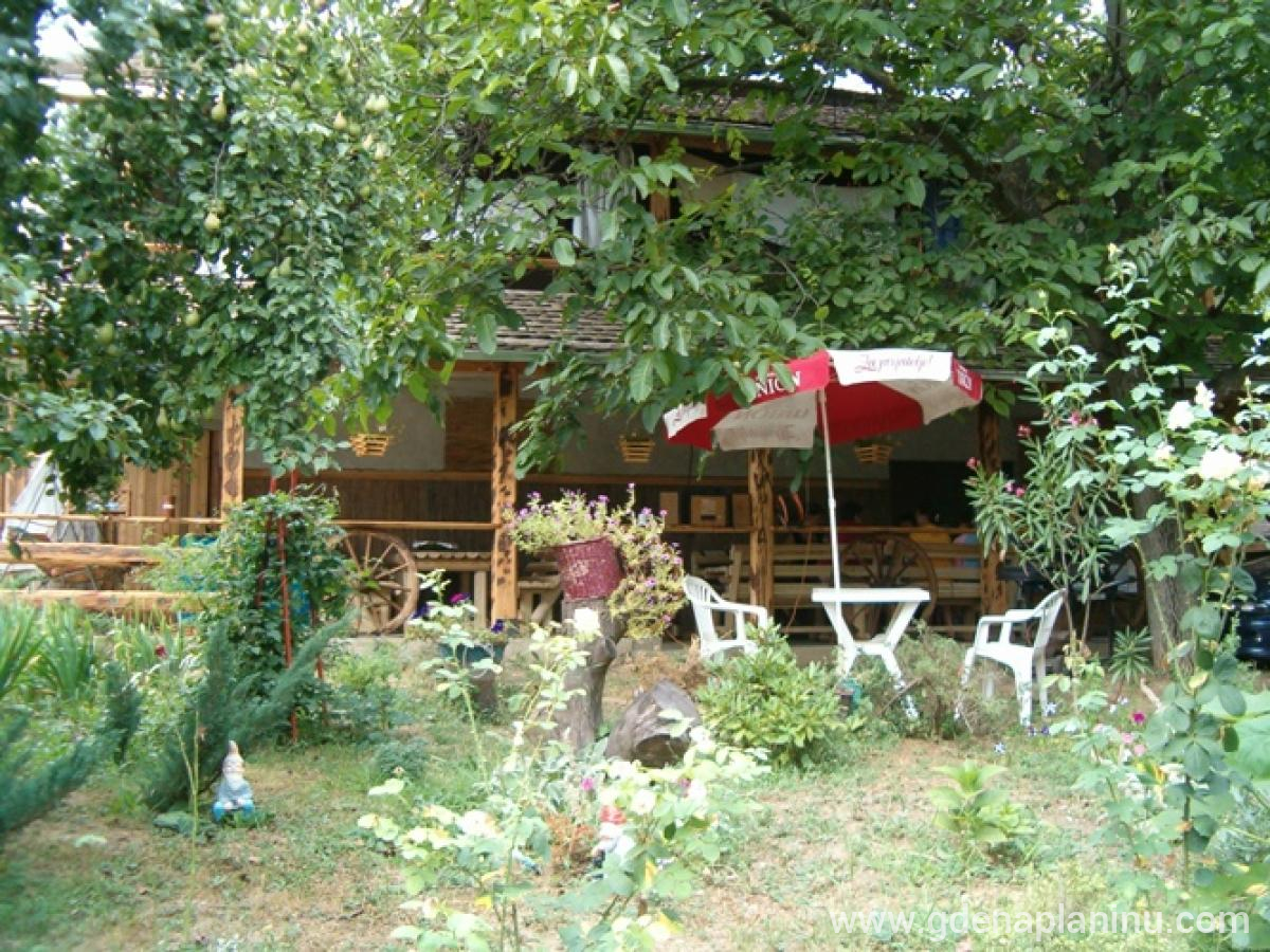 Sobe VESNA, Magán szállás a községben Vrdnik, Serbia - Dvoriste