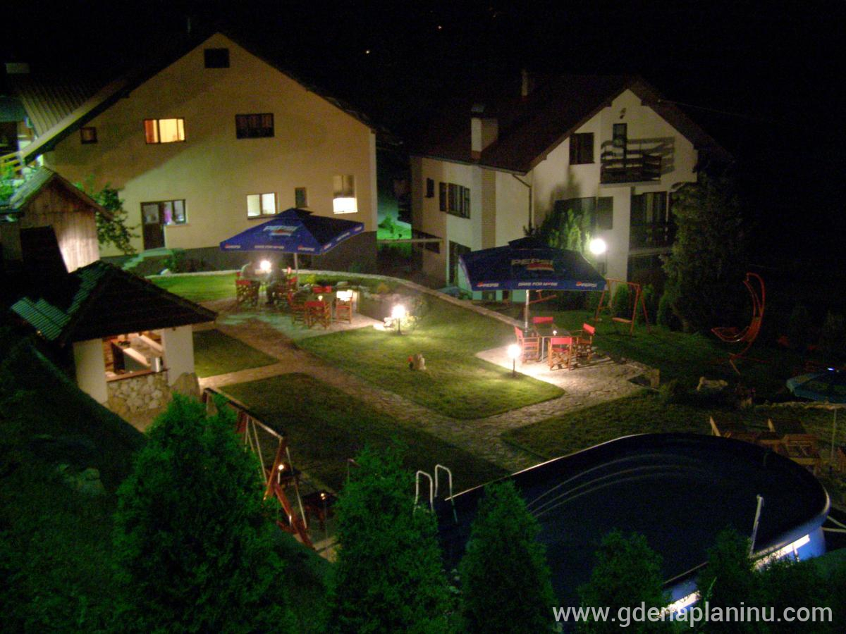 Pansion Obradovic, alloggi privati a Mucanj, Serbia - Letnji park nocu