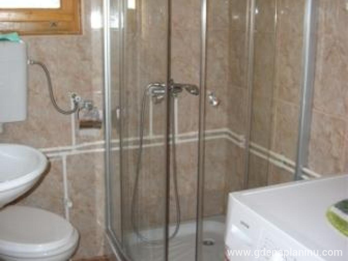 Smještaj na porodičnoj farmi Šarović, Magán szállás a községben Žabljak, Montenegró - kupatilo trosobnog apartmana
