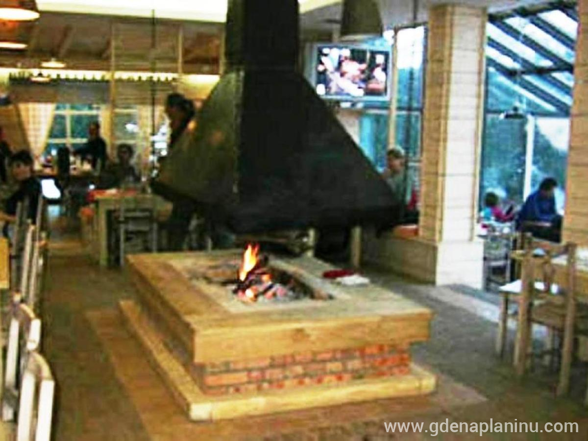 Snježna kuća, частни квартири в града Mostar, Босна и Херцеговина - kamin u središtu restorana