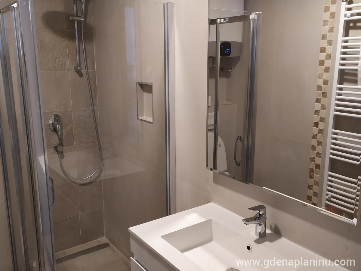 Zlatibor Apartman Centar Lux sa Garazom , alloggi privati a Zlatibor, Serbia - 9. Kupatilo
