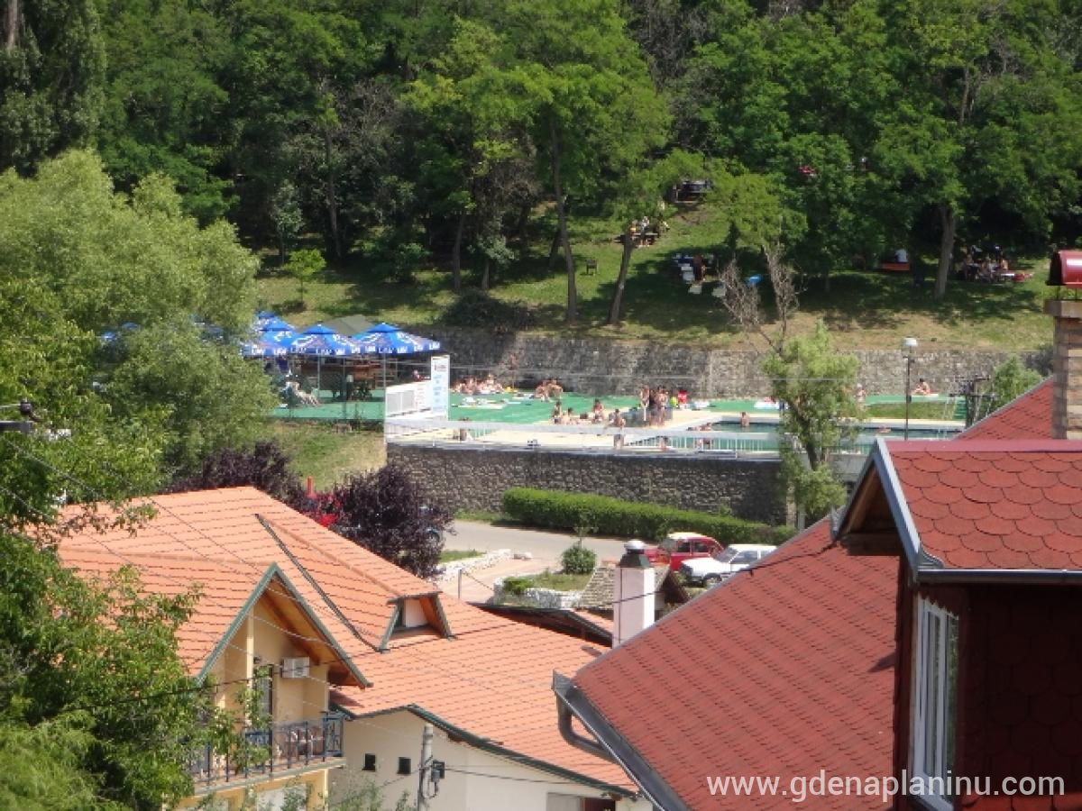 Kuća za odmor - Apartmani Popović, частни квартири в града Vrdnik, Serbia - bazen